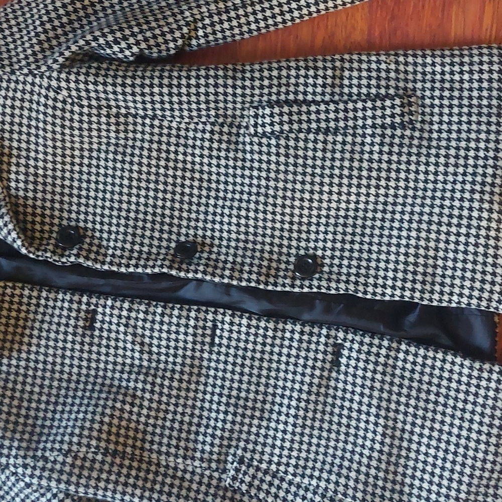 Houndstooth jacket. - Picture 2 of 7